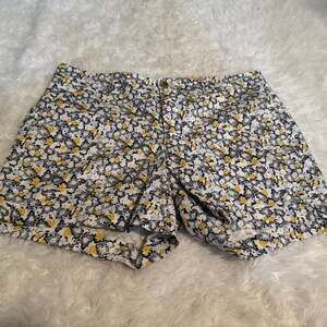 Old Navy Mid Rise Every Day Shorts Yellow, Blue, and White Floral Women’s 10